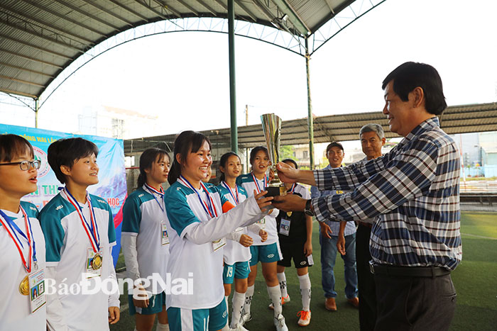 Ban tổ chức tao cúp vô địch cho đội Trường THPT Xuân Thọ