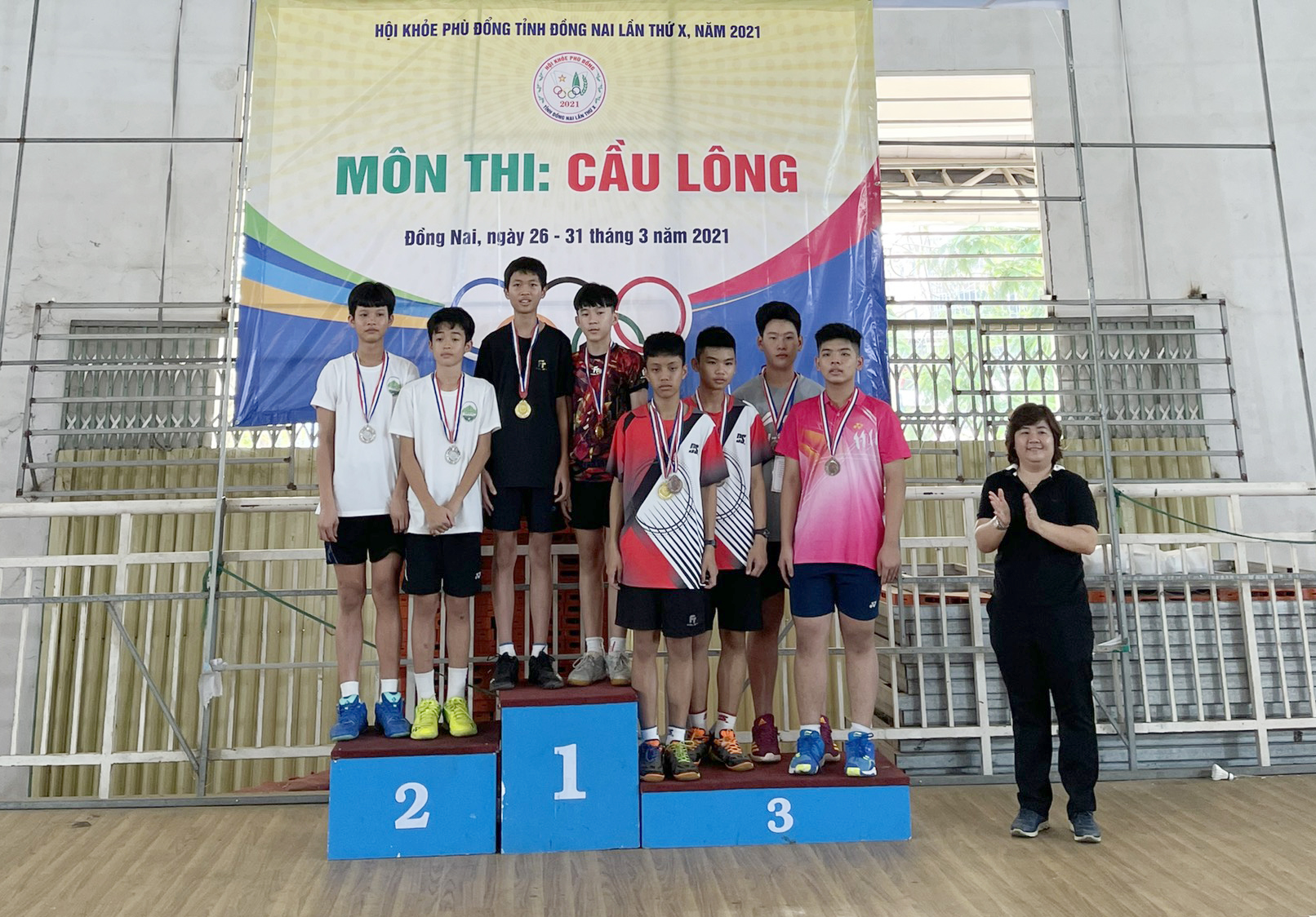 Ban tổ chức trao giải cho các VĐV giành thứ hạng cao môn cầu lông