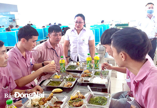 Bữa ăn của người lao động tại Công ty TNHH Dona Pacific (H.Trảng Bom)