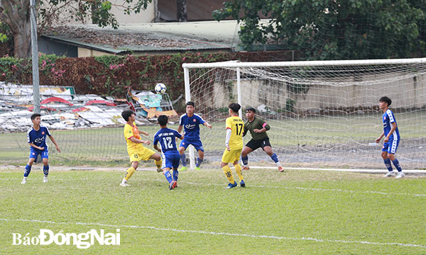 Một pha bóng trong trận bán kết bóng đá nam THPT