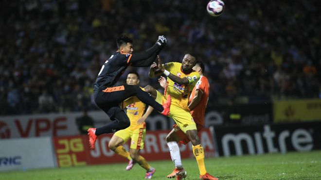 Pha bóng Hoàng Vũ Samson đạp thẳng vào phần đùi thủ thành Tuấn Mạnh