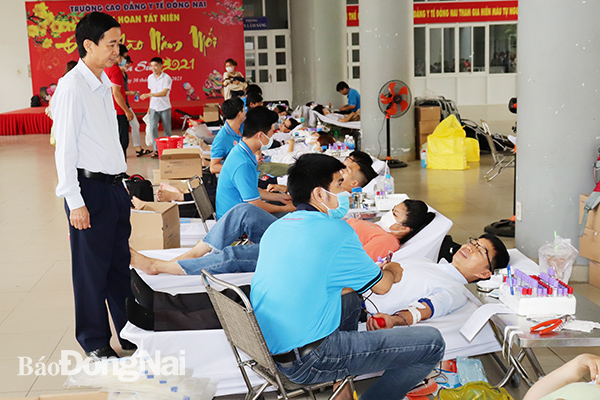 Hiệu trưởng Trường cao đẳng Y tế Đồng Nai Nguyễn Hồng Quang (hàng đầu) cùng giáo viên, sinh viên hiến máu tình nguyện.