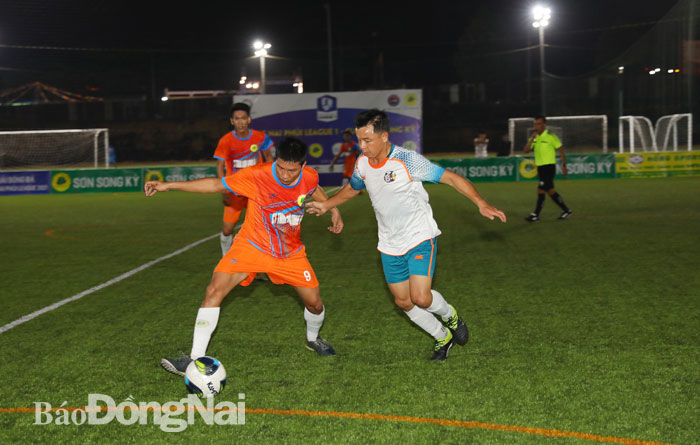 Đội Hòa Bình FC (áo cam) giành chiến thắng đậm Bụi FC với tỷ số 7-0 ở trận khai mạc.