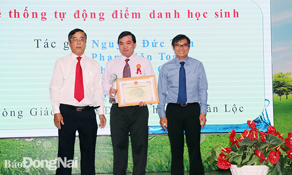 Thầy Nguyễn Đức Tiến, tác giả chính của dự án Hệ thống tự động điểm danh học sinh nhận giải nhì tại hội thi Sáng tạo kỹ thuật Đồng Nai năm 2020