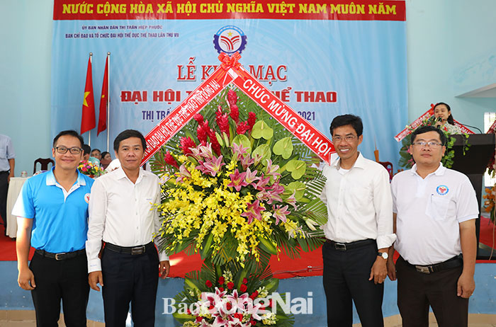 Đại diện Ban chỉ đạo Đại hội TDTT tỉnh lần IX tặng lẵng hoa chúc mừng đại hội