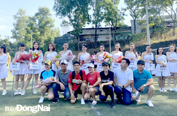 Công nhân Công ty TNHH Giày Đồng Nai Việt Vinh tham gia giải bóng đá truyền thống do Công đoàn tổ chức. Ảnh: Thảo My