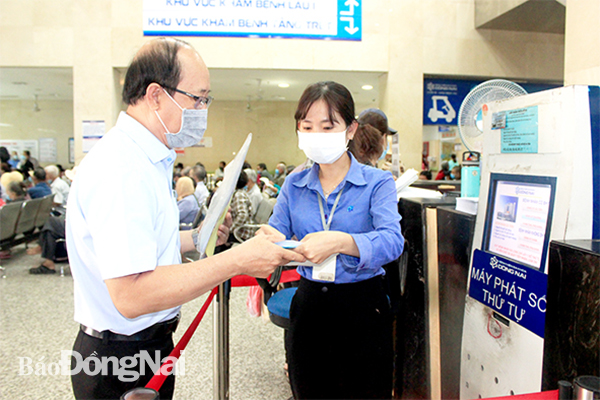 Người dân đăng ký khám, chữa bệnh bảo hiểm y tế tại Bệnh viện Đa khoa Đồng Nai