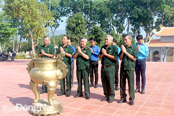 Các cựu chiến binh và đoàn viên thanh niên đến tưởng niệm, về nguồn tại Đền thờ liệt sĩ H.Xuân Lộc