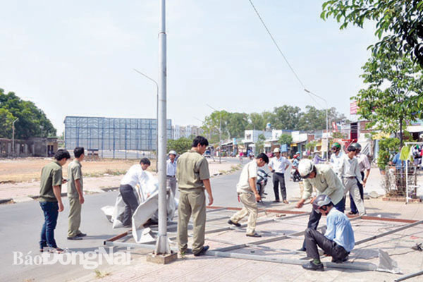 Lực lượng chức năng ra quân dẹp các hàng quán lấn chiếm vỉa hè để buôn bán tại khu vực sân vận động Đồng Nai (thuộc P.Tân Hiệp, TP.Biên Hòa). Ảnh: Võ Nguyên