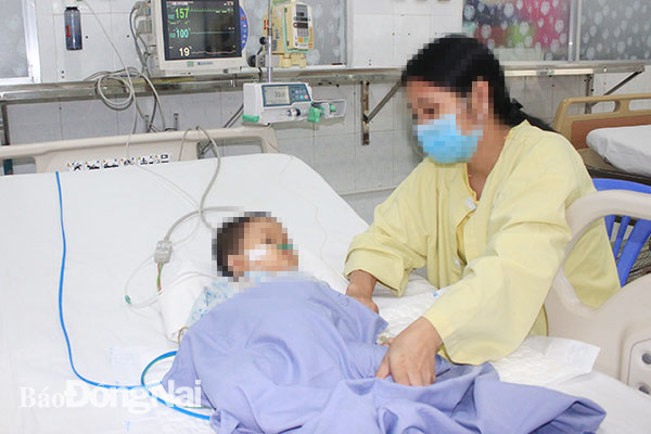 Mẹ bé T. đang chăm sóc cho bé tại bệnh viện.
