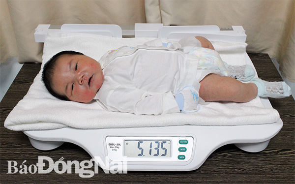  Bé trai sau khi sinh đặt lên bàn cân có cân nặng hơn 5,1 kg