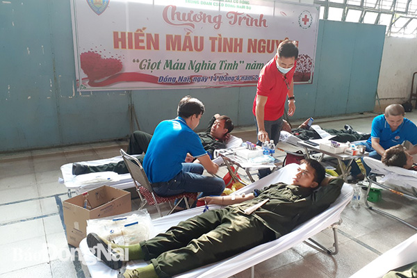 Ngay từ sáng sớm, rất nhiều cán bộ, chiến sĩ đơn vị tham gia hiến máu tình nguyện