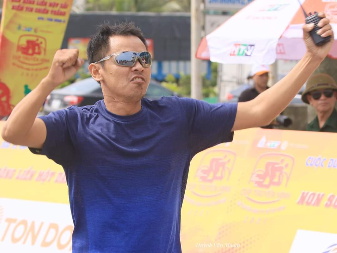 Khoảnh khắc ăn mừng chiến thắng của huấn luyện viên Đặng Ngọc Tú