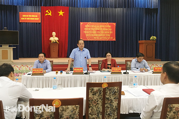 Phó bí thư Tỉnh ủy Quản Minh Cường, trao đổi những vấn đề về công tác xây dựng Đảng với cán bộ chủ chốt thuộc Đảng bộ Khối DN tỉnh.