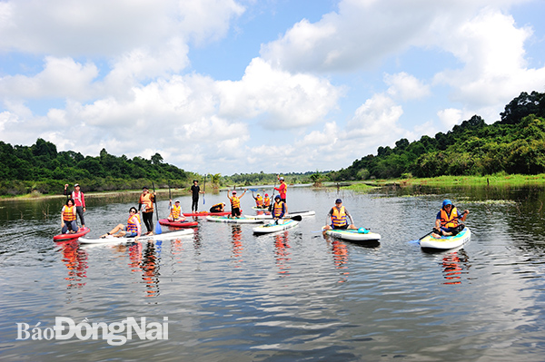 Chèo thuyền trên hồ Trị An