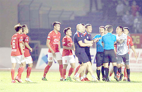 Thủ môn Thanh Thắng và 2 trợ lý HLV Filipe, Minh Quang vây trọng tài sau trận đấu