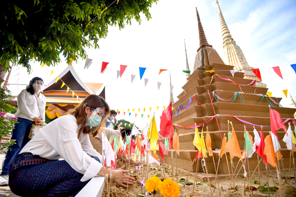 Người Thái đi chùa dịp Tết thay cho việc vui chơi giải trí và “té nước” theo thông lệ. Ảnh: Reuters