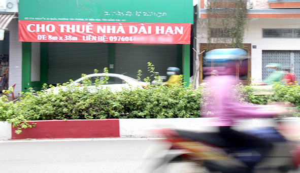 Thông báo cho thuê mặt bằng dài hạn tại một cửa hàng trên đường Nguyễn Ái Quốc (TP.Biên Hòa). Ảnh: L.Phương