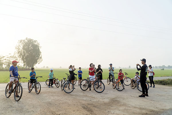 Đạp xe trên đường làng là một trong những trải nghiệm thú vị đối với cả trẻ em lẫn người lớn