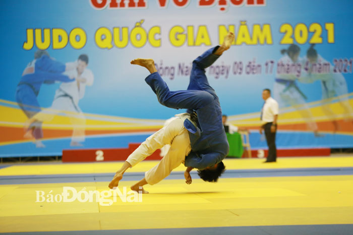 VĐV Chu Đức Đạt (Đồng Nai, áo trắng) đánh thắng đối thủ ở hạng cân 60kg nam
