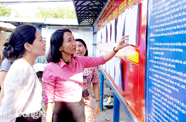 Đoàn kiểm tra của Ủy ban Bầu cử tỉnh kiểm tra việc niêm yết danh sách cử tri tại xã An Phước (H.Long Thành). Ảnh: H.Thảo