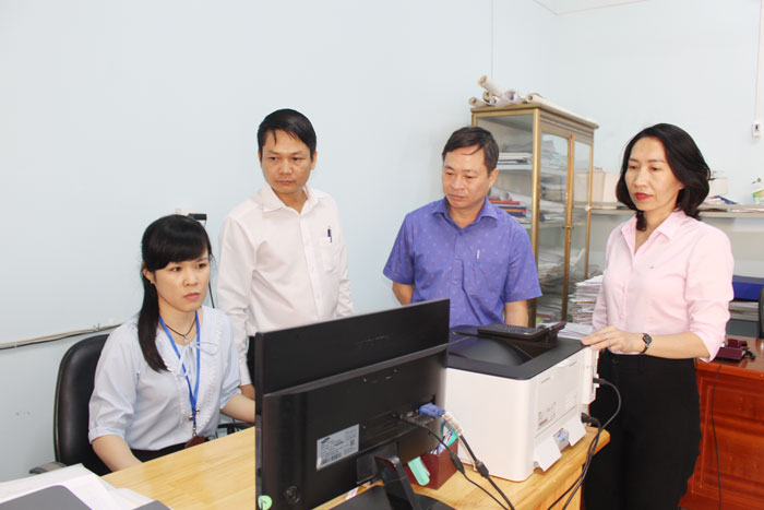 Đoàn kiểm tra của Ủy ban Bầu cử tỉnh, H. Trảng Bom kiểm tra công tác niêm yết danh sách cử tri tại X. Bình Minh. Ảnh: N.Hà