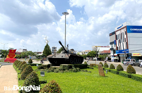 Tượng đài Chiến thắng Long Khánh gắn liền với những ngày tháng Tư lịch sử của Long Khánh. Ảnh: C.Nghĩa