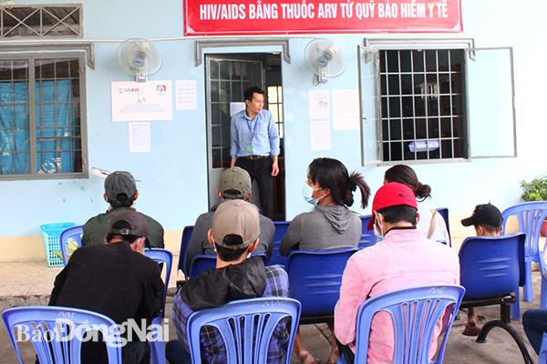 Bệnh nhân nhiễm HIV/AIDS chờ lãnh thuốc ARV từ nguồn quỹ BHYT tại Trung tâm Y tế TP.Biên Hòa.
