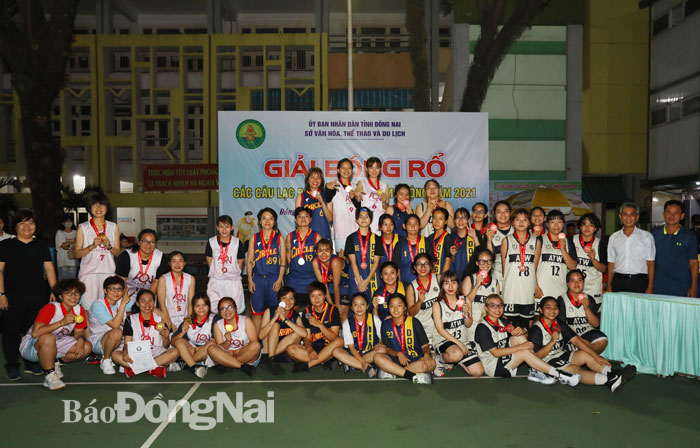 Ban tổ chức cùng với các đội bóng nữ giành thứ hạng cao