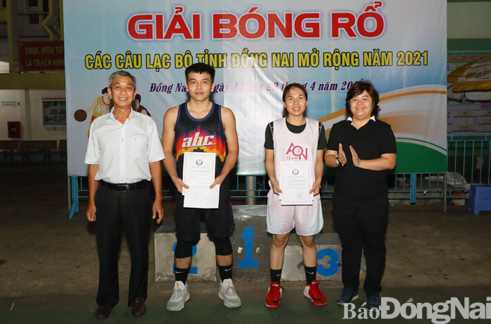 Ban tổ chức trao giải cho hai VĐV xuất sắc nhất.