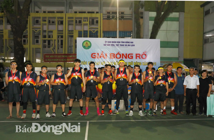 Ban tổ chức trao huy chương cho đội Trường song ngữ Á Châu vô địch giải nam