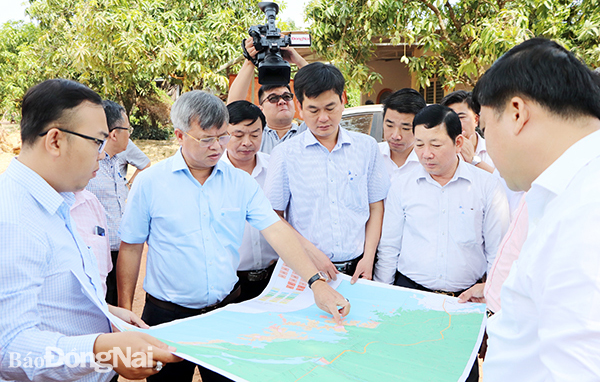 Chủ tịch UBND tỉnh Cao Tiến Dũng khảo sát thực tế các điểm tái định cư tại xã Mã Đà, H.Vĩnh Cửu. Ảnh: M.Quân