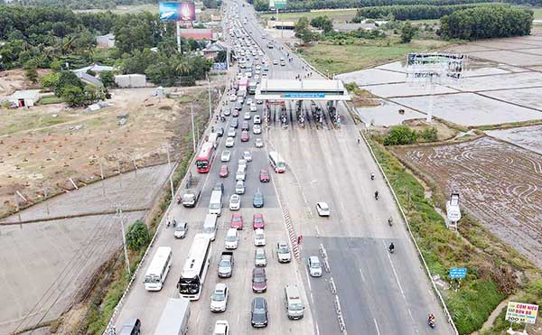 Quốc lộ 51, tuyến giao thông hiện đóng vai trò kết nối chính giữa sân bay Long Thành và cụm cảng Cái Mép - Thị Vải đã trở nên quá tải và xuống cấp. Ảnh: Q.NHI