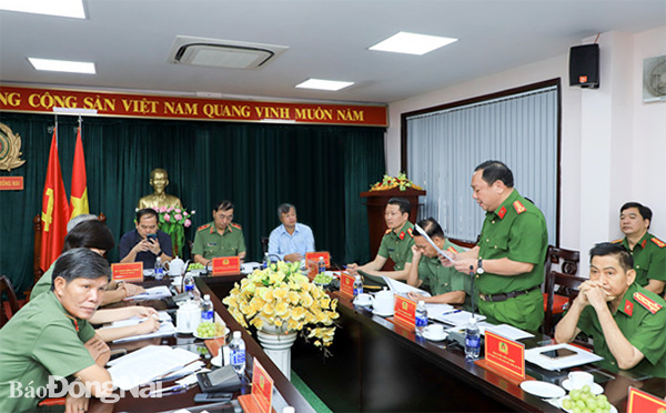 Đồng chí Lê Quang Nhân, Phó giám đốc Công an tỉnh báo cáo tại buổi làm việc
