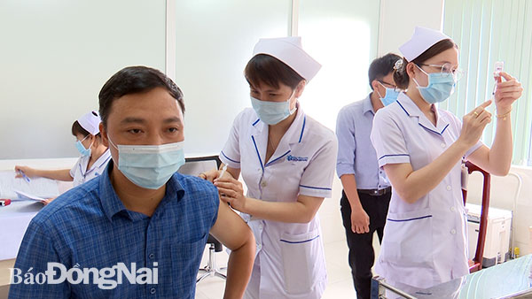 Tiêm vaccine phòng Covid-19 cho nhân viên y tế Bệnh viện Đa khoa Đồng Nai sáng 23-4