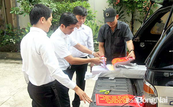 Đội tuyên truyền lưu động Trung tâm Văn hóa - điện ảnh tỉnh chuẩn bị tờ tranh cổ động đến các tổ bầu cử trên địa bàn Đồng Nai