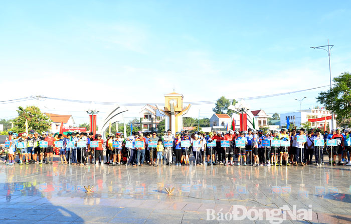 Các CLB xe đạp trong và ngoài huyện tham dự lễ khai mạc giải