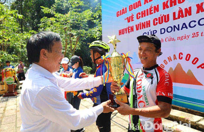 Ban tổ chức trao cúp cho CLB xã Thạnh Phú dẫn đầu toàn đoàn hệ phong trào