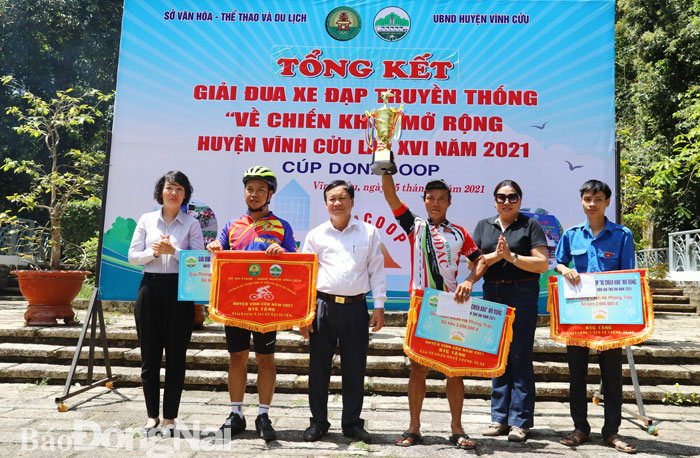 Ban tổ chức trao giải cho các CLB đoạt giải toàn đoàn và phong cách