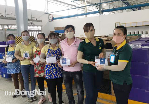 Đại diện Công ty CP  Taekwang Vina tặng khẩu trang cho công nhân phòng chống dịch bệnh