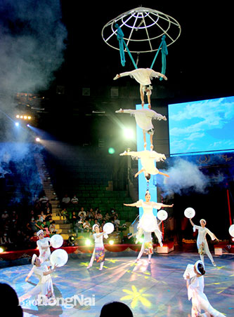 Tiết mục Đu nón nghệ thuật của Liên đoàn xiếc Việt Nam. Ảnh: Trí Trọng