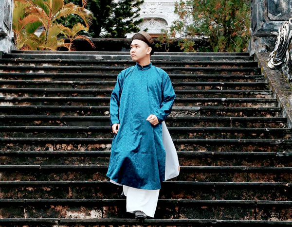 Tôn Thất Minh Khôi trong một lần đến thăm lăng Khải Định ở Thừa Thiên - Huế. Ảnh: NVCC