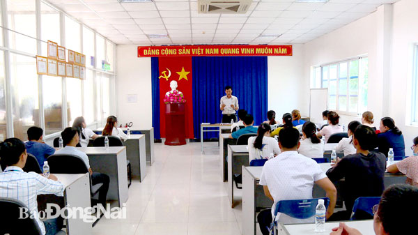 Một buổi học tập nghị quyết của Đảng ở Chi bộ Công ty TNHH Pousung Việt Nam. Ảnh: Ngọc Thành