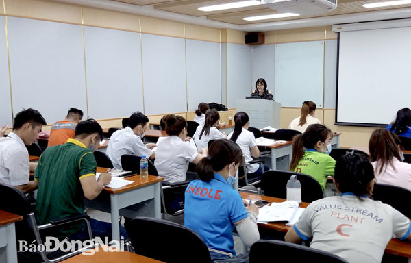 Công nhân Công ty CP Taekwang Vina Industrial (Khu công nghiệp Biên Hòa 2) tham gia học ngoại ngữ tại công ty sau ca làm việc buổi chiều do Công đoàn tổ chức. Ảnh: Công Nghĩa