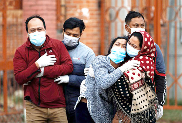Các thành viên trong gia đình thương tiếc một nạn nhân qua đời vì Covid-19 tại thủ đô Kathmandu (Nepal) tuần đầu tháng 5- 2021. Ảnh: Navesh Chitrakar/Reuters