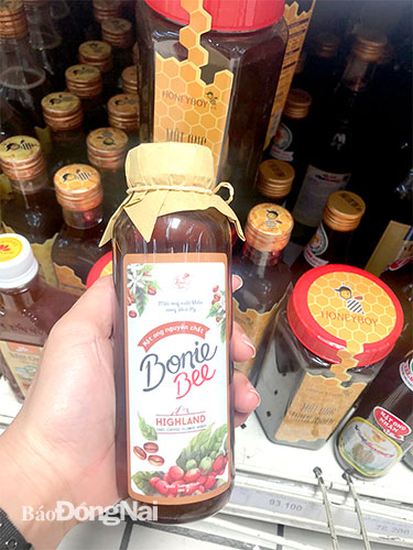 Các loại mật ong được bán tại Siêu thị BigC Đồng Nai. Ảnh: Lê An