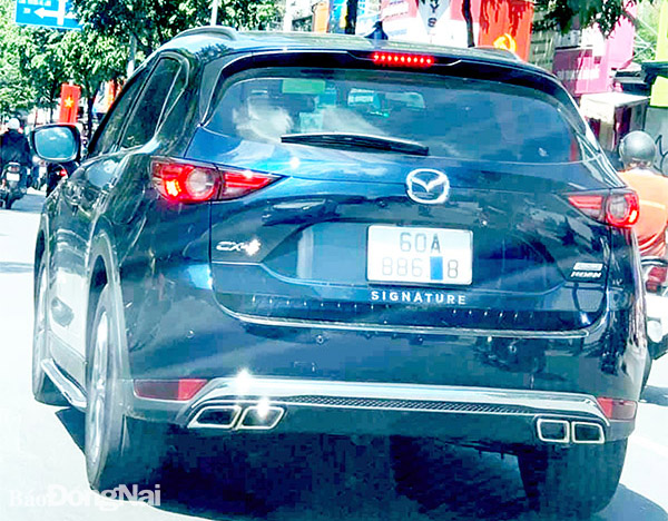 Một xe ô tô mang biển kiểm soát Đồng Nai che 1 số trên biển số khi lưu thông tại TP.HCM. Ảnh: CTV