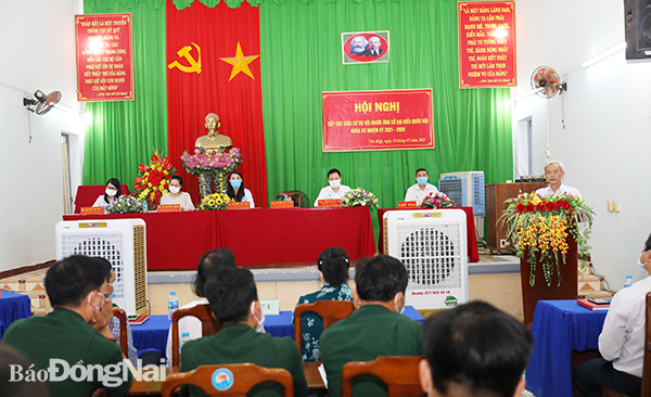 Các ứng cử viên đại biểu Quốc hội khóa XV đơn vị bầu cử số 1 tiếp xúc với cử tri tại TP.Biên Hòa. Ảnh: Huy Anh