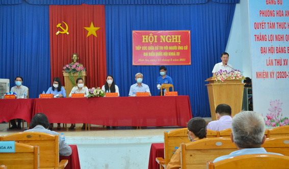 Ông Trịnh Xuân An trình bày chương trình hành động tại hội nghị tiếp xúc cử tri chiều 11-5.