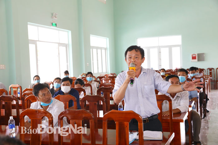 Cử tri phường Phước Tân trao đổi với ứng cử viên trong buổi tiếp xúc vận động bầu cử